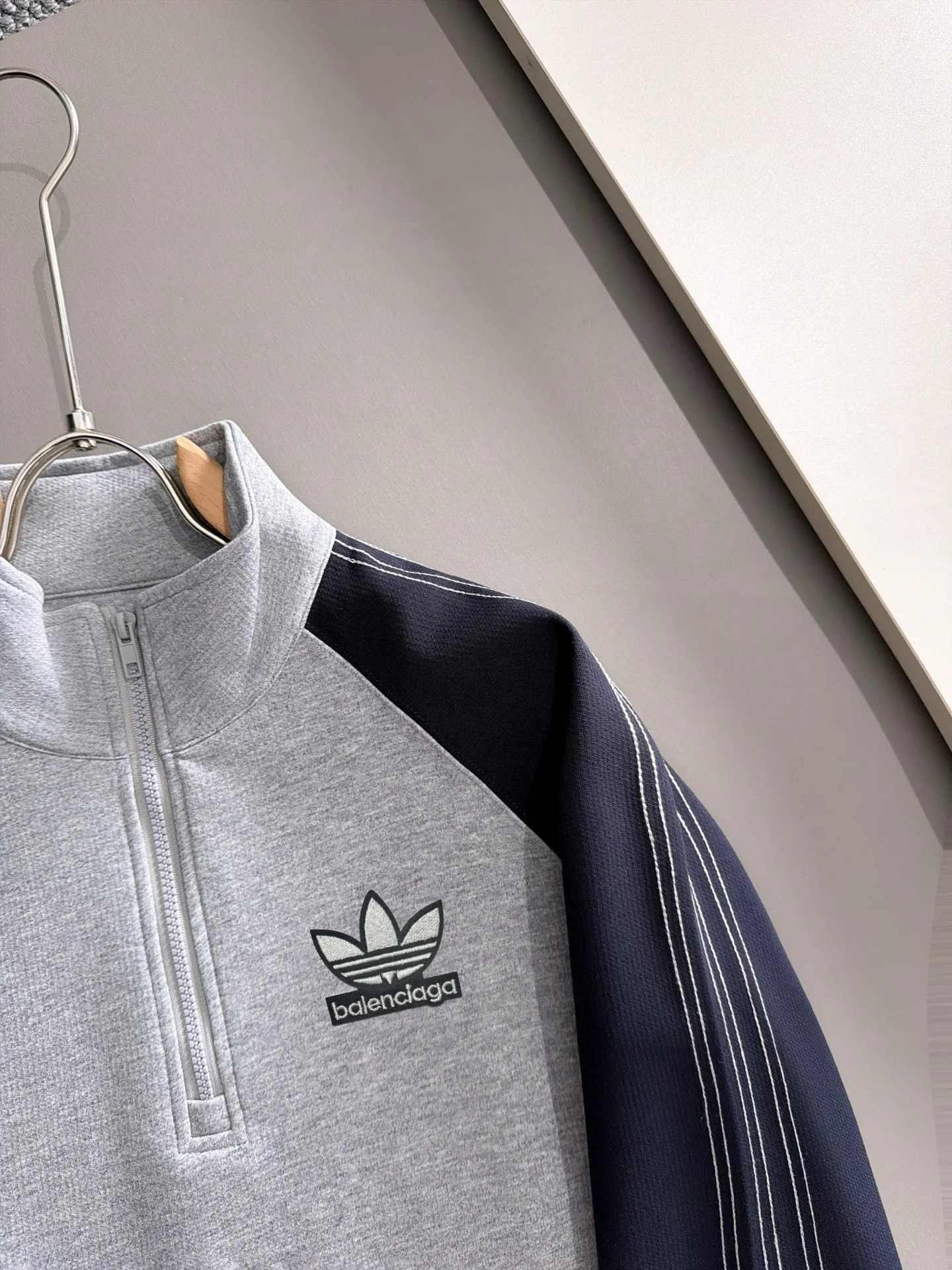 Paris Clover exclusively launches the 2026 autumn and winter New Arrival long-sleeved sweatshirts for men and women. Same Style. Many stars have the same style. Craftsmanship that ordinary small workshops cannot copy. No matter in terms of materials, detail restoration and craftsmanship, we are not afraid of any challenges, just to provide you with wonderful products. Compare the top Original versions at will. No expense is spared just to make it better. Unique imported fabric feel. Purely imported German machine production. Precision operation. Thousands of needles density. A complete set of New Arrival accessories with three standards can be customized simultaneously. Versatile upper body is fashionable, a perfect choice for autumn and winter, and a must-have item. Sizes table: M-4XL (please state your height and weight when placing an order)